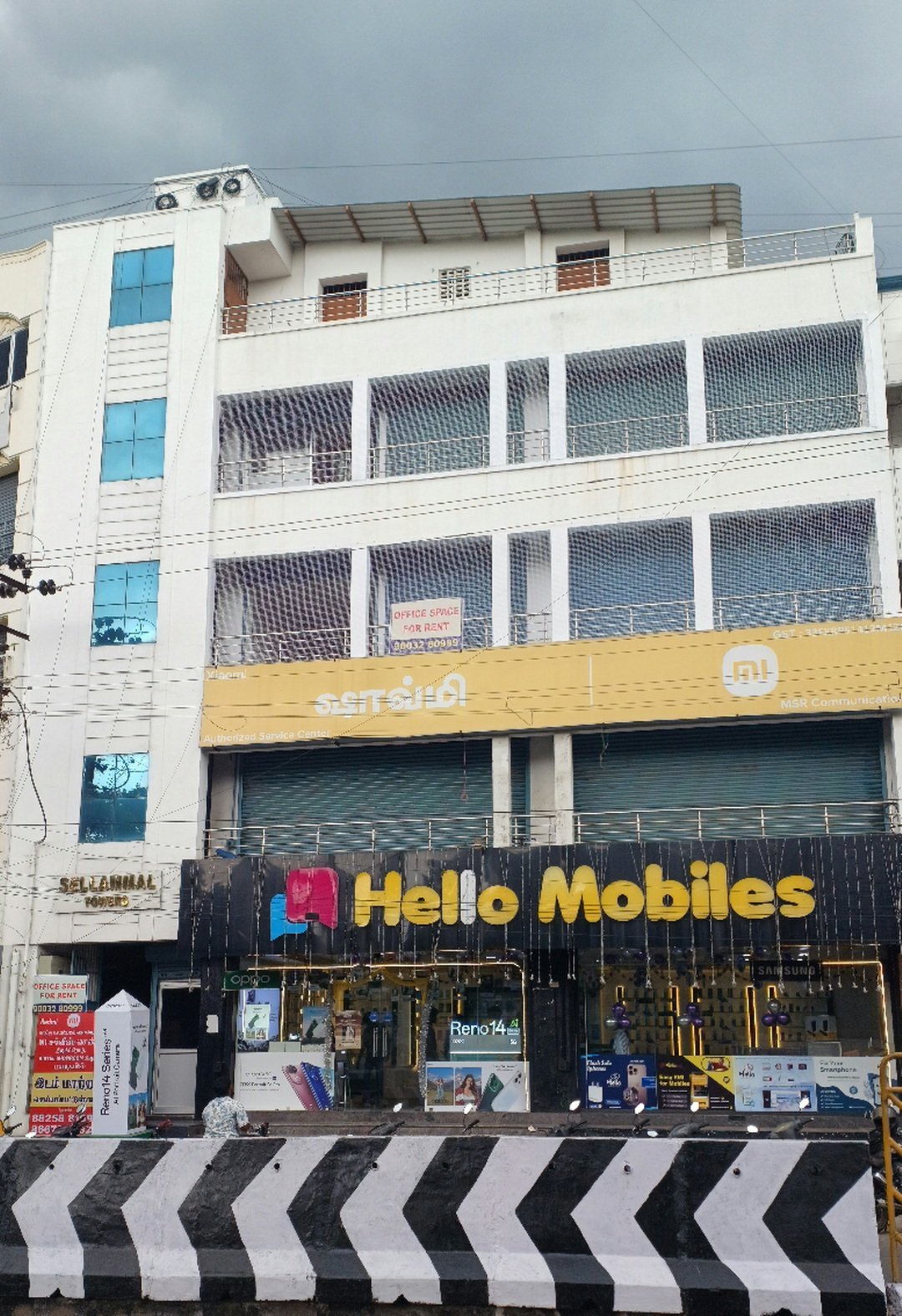 Prime 900 sq.ft. Commercial Office Space on Main Road - Ready to Move