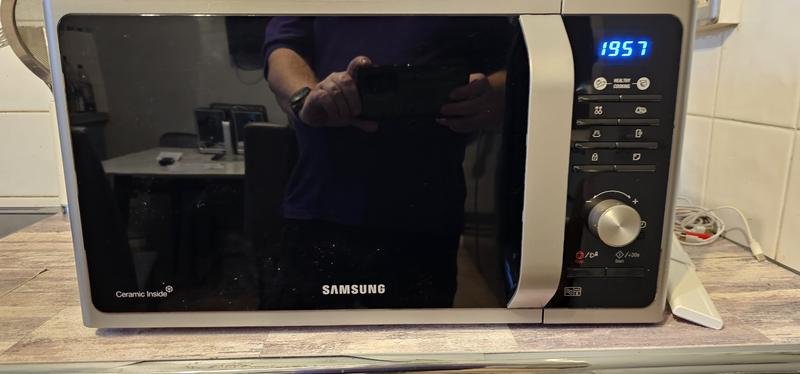 Compact & Powerful Microwave Oven –-Fast Heating, Easy Controls, Perfect for Home & Office